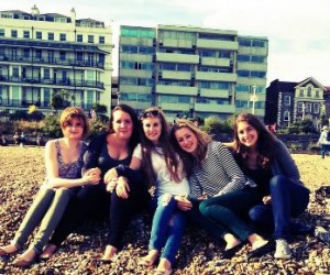 Ana Kolak (prva s desna) s prijateljicama