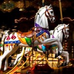 4459729-zwei-bunte-holz-karussell-pferde-die-in-der-provence-frankreich