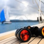 7029449-fernglas-auf-dem-deck-der-yacht